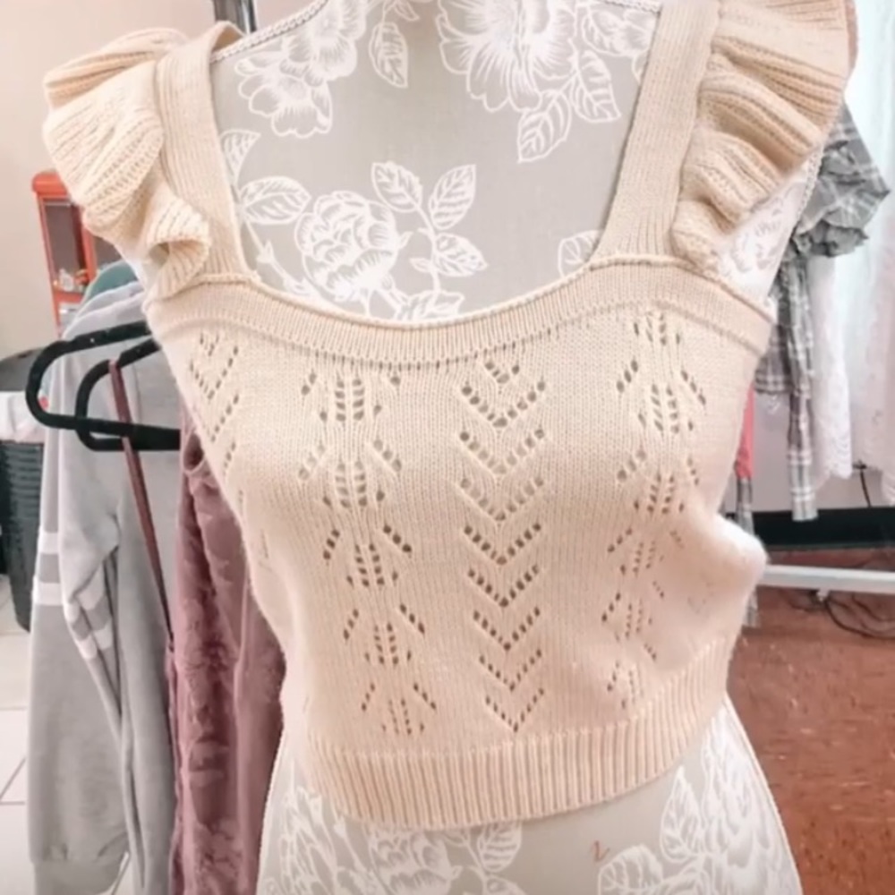 Crop creme sweater tank